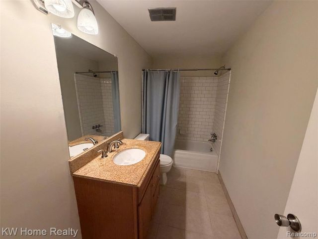 32005 W 12 Mile Road 204, Farmington, MI 48334