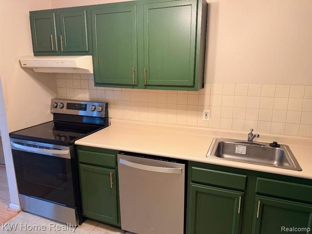32005 W 12 Mile Road 204, Farmington, MI 48334