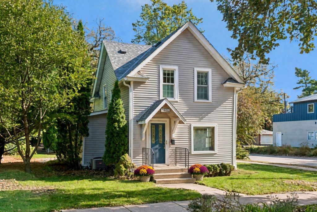 4357 30th Avenue S, Minneapolis, MN 55406
