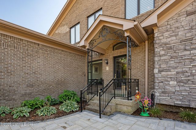 2601 Alia Cir, Louisville, KY 40222