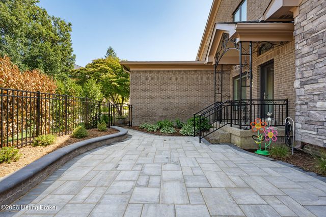2601 Alia Cir, Louisville, KY 40222