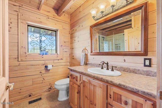 460 Lowell Jones Road, Piney Flats, TN 37686