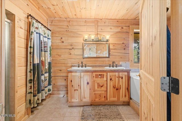 460 Lowell Jones Road, Piney Flats, TN 37686