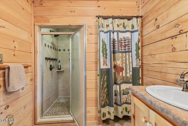 460 Lowell Jones Road, Piney Flats, TN 37686