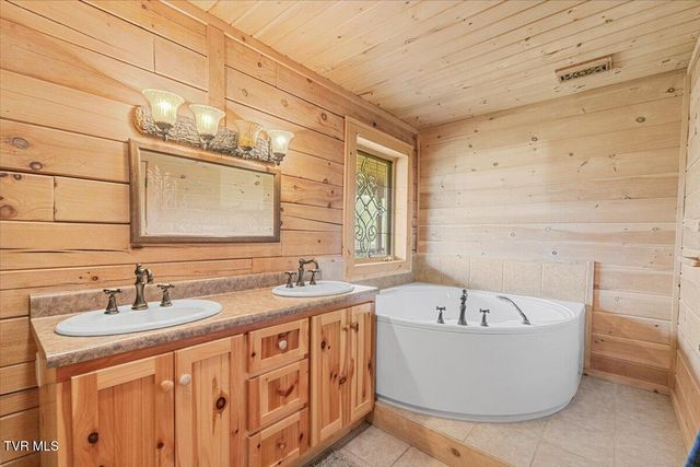 460 Lowell Jones Road, Piney Flats, TN 37686