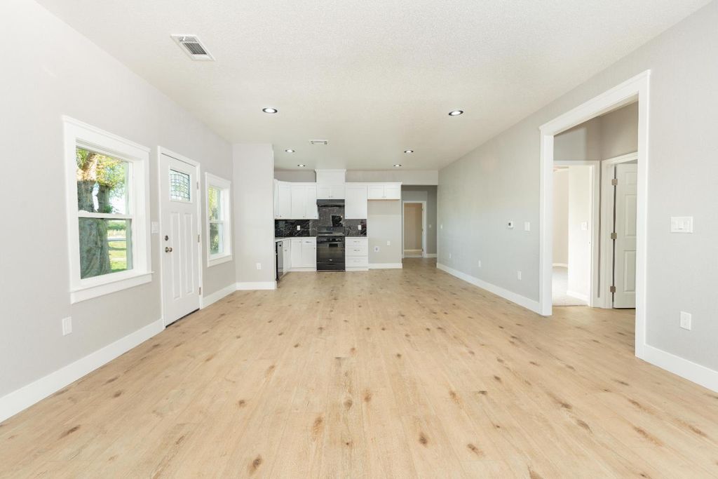 Image 11 of property listing at 7380 14th Avenue, Hanford, CA 93230