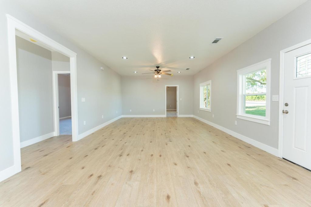 Image 12 of property listing at 7380 14th Avenue, Hanford, CA 93230