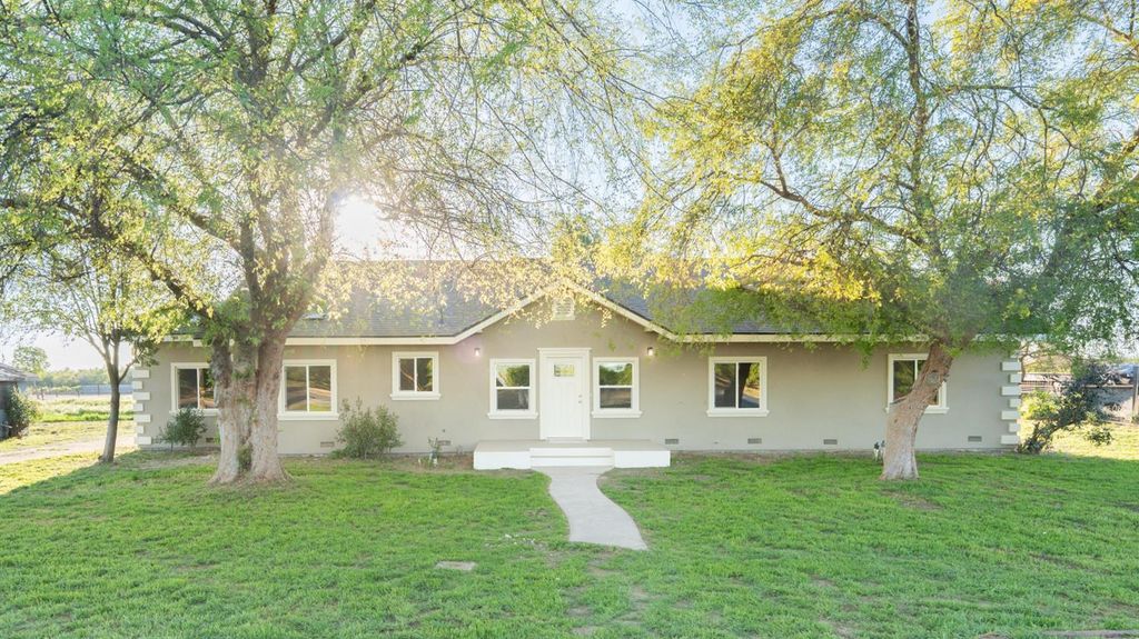 Image 2 of property listing at 7380 14th Avenue, Hanford, CA 93230