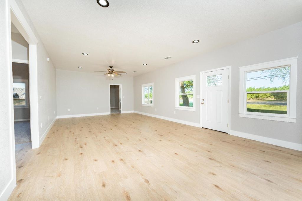 Image 5 of property listing at 7380 14th Avenue, Hanford, CA 93230