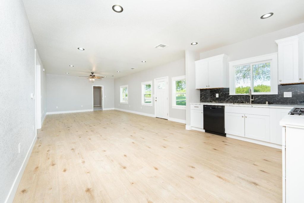 Image 6 of property listing at 7380 14th Avenue, Hanford, CA 93230