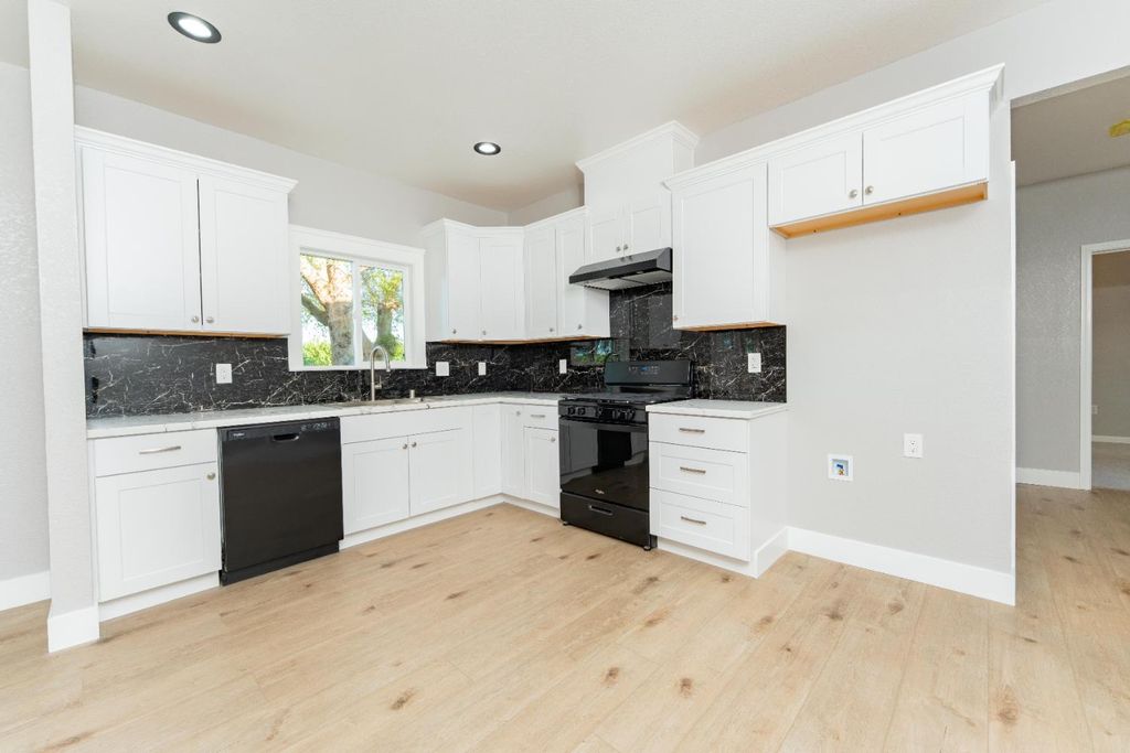 Image 7 of property listing at 7380 14th Avenue, Hanford, CA 93230