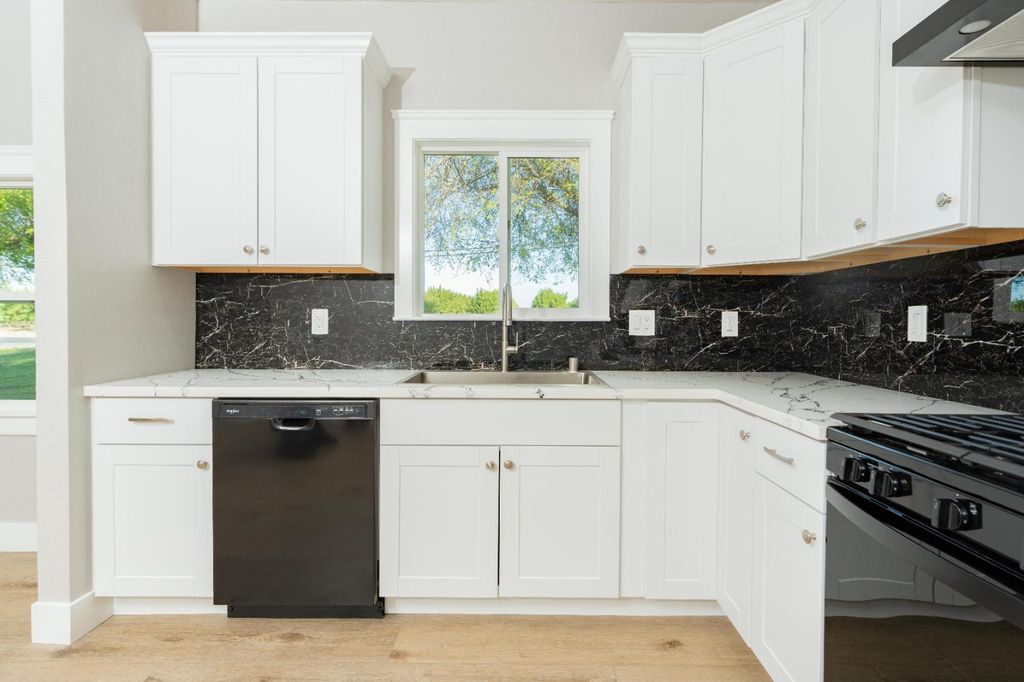 Image 8 of property listing at 7380 14th Avenue, Hanford, CA 93230