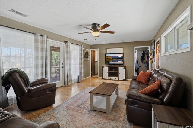 16040 Keller, Lacoste, TX 78039