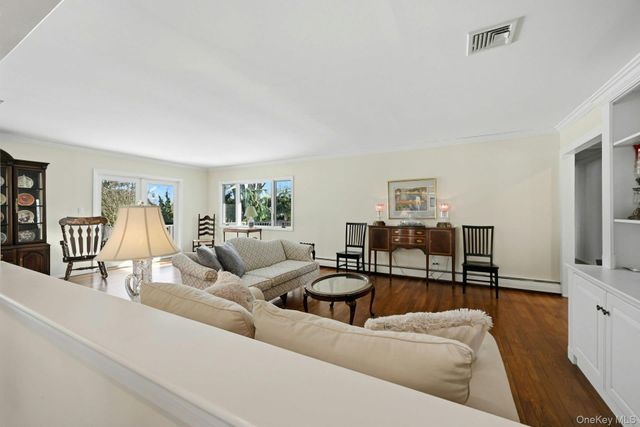 205 Oak Neck Lane, West Islip, NY 11795