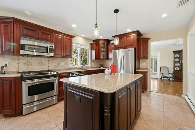 205 Oak Neck Lane, West Islip, NY 11795