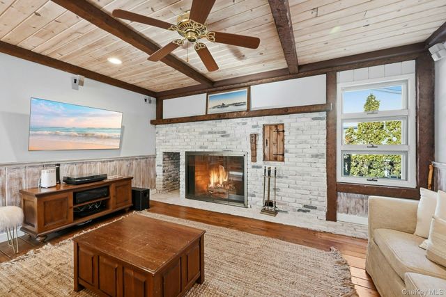 205 Oak Neck Lane, West Islip, NY 11795