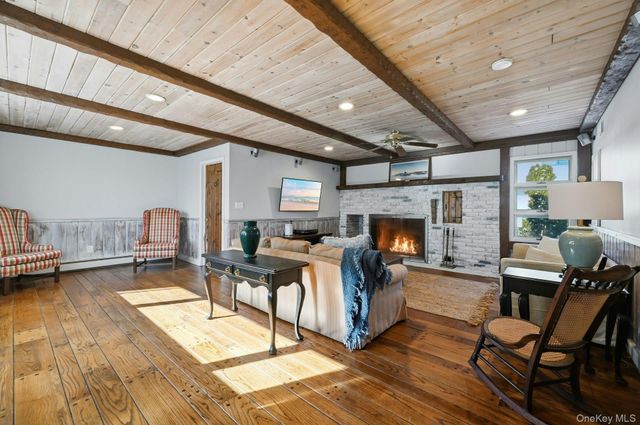 205 Oak Neck Lane, West Islip, NY 11795