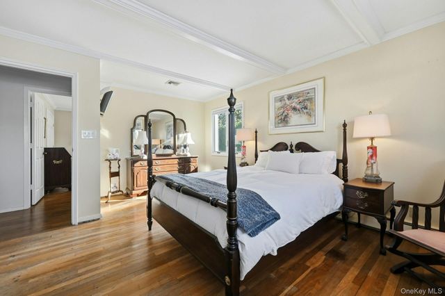 205 Oak Neck Lane, West Islip, NY 11795