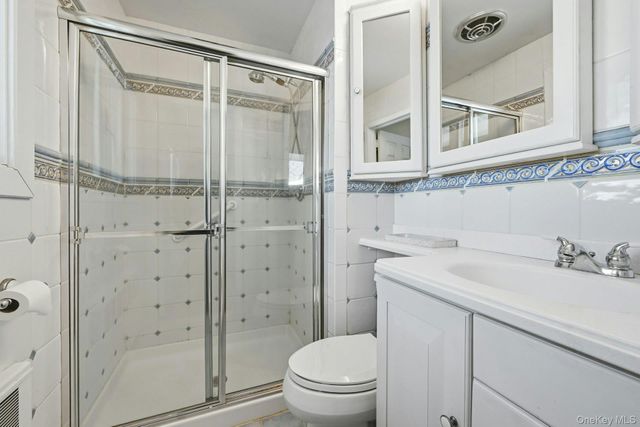 205 Oak Neck Lane, West Islip, NY 11795