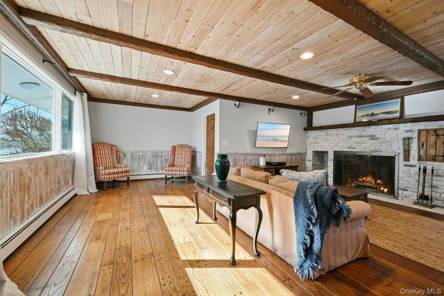 205 Oak Neck Lane, West Islip, NY 11795