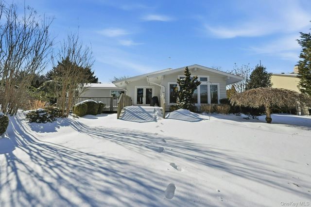 205 Oak Neck Lane, West Islip, NY 11795