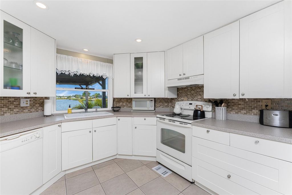 Image 4 of property listing at 1341 BLUE HERON DRIVE, Englewood, FL 34224