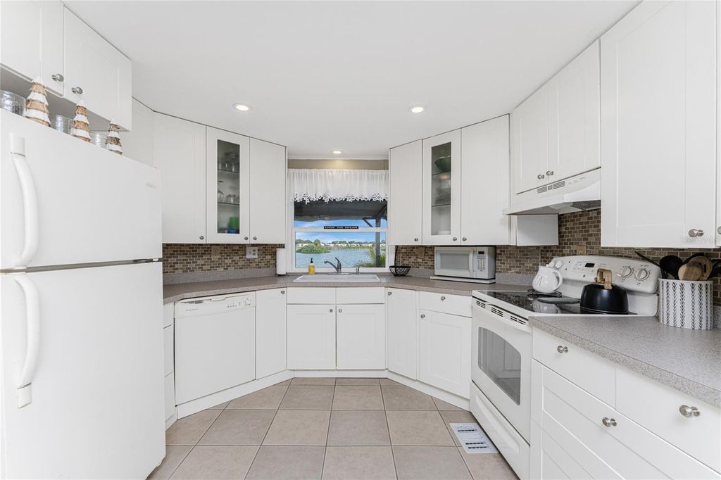 Image 6 of property listing at 1341 BLUE HERON DRIVE, Englewood, FL 34224