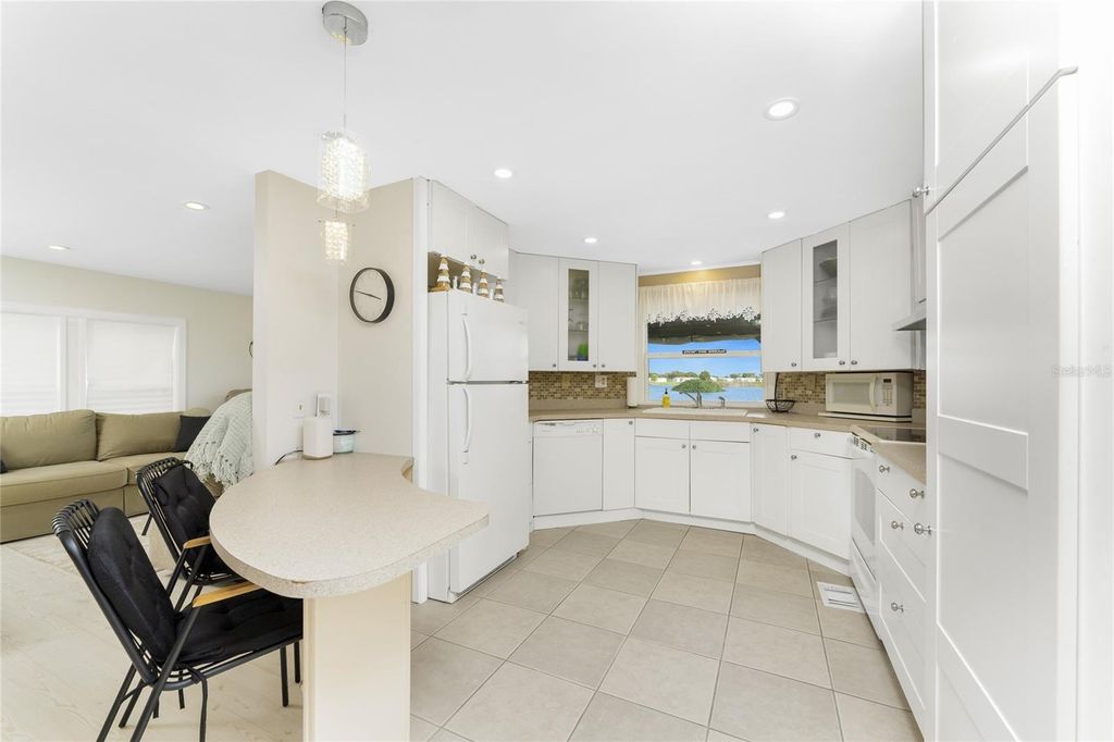 Image 7 of property listing at 1341 BLUE HERON DRIVE, Englewood, FL 34224