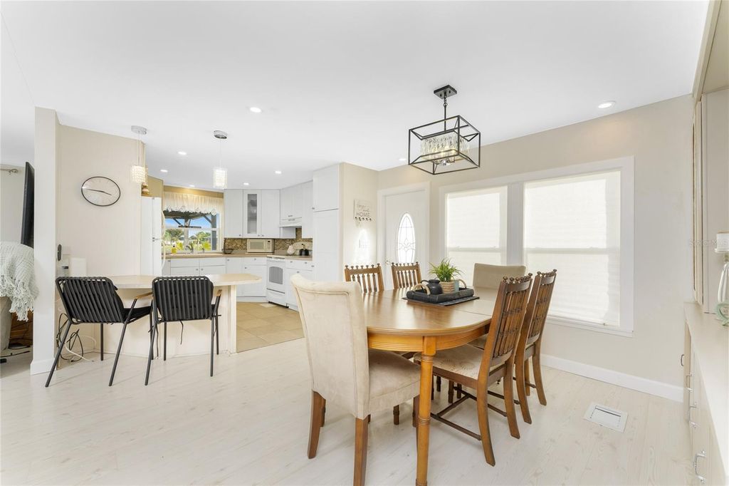 Image 8 of property listing at 1341 BLUE HERON DRIVE, Englewood, FL 34224