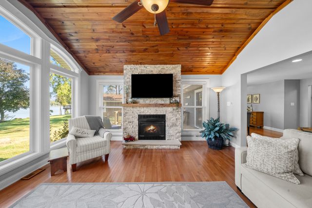 811 Lake Holiday Drive, Lake Holiday, IL 60548