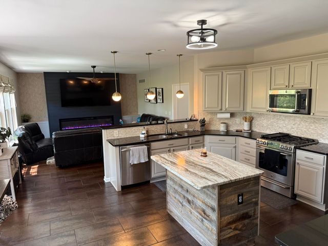 48871 Manhattan Circle, Canton, MI 48188