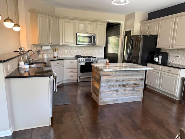 48871 Manhattan Circle, Canton, MI 48188