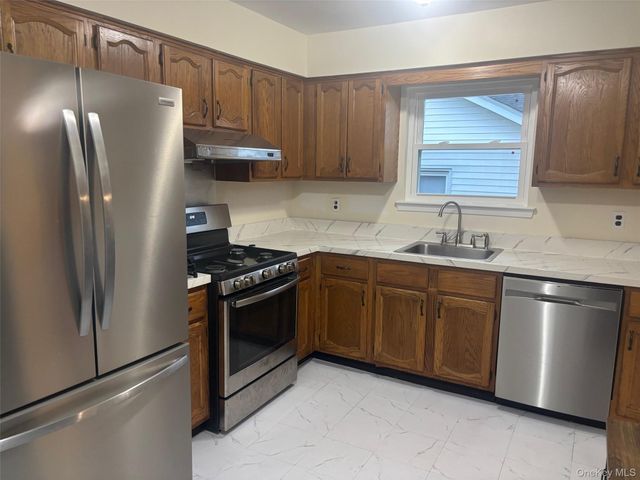 115 Park Avenue A, Hicksville, NY 11801