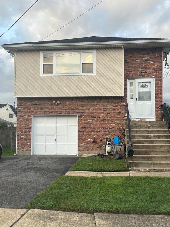 115 Park Avenue A, Hicksville, NY 11801