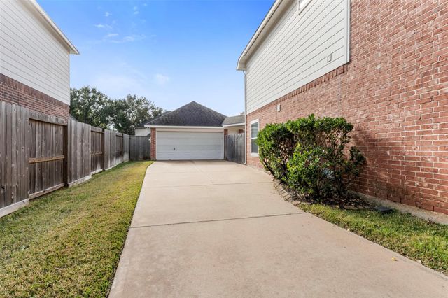 3902 Lakeridge Canyon Drive, Sugar Land, TX 77498
