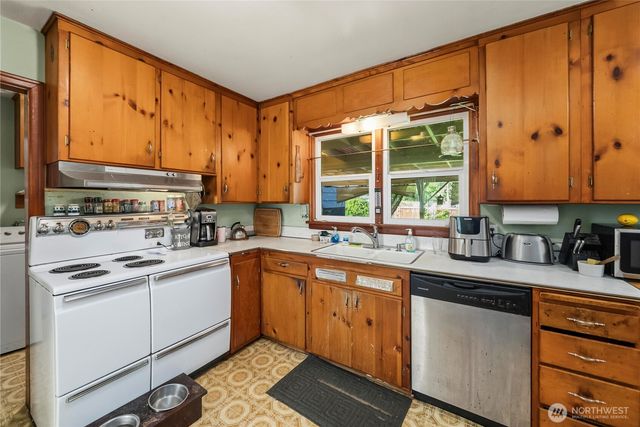 8446 E B Street, Tacoma, WA 98445