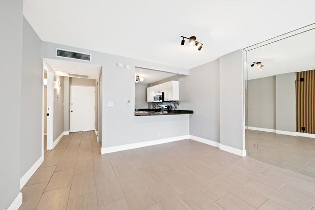 113 Royal Park Drive 2h, Oakland Park, FL 33309