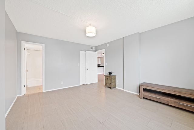 113 Royal Park Drive 2h, Oakland Park, FL 33309