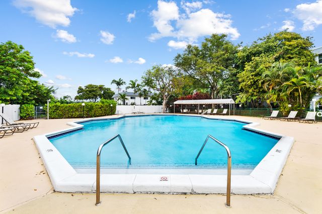 113 Royal Park Drive 2h, Oakland Park, FL 33309