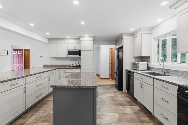 33 Woodland Rd, Rochester, MA 02770