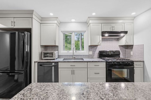 33 Woodland Rd, Rochester, MA 02770
