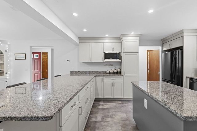 33 Woodland Rd, Rochester, MA 02770