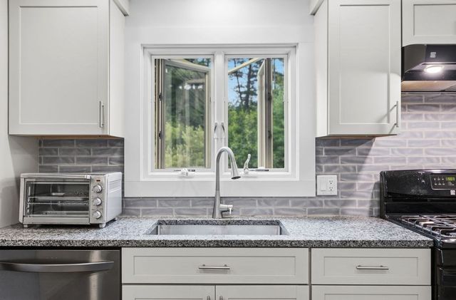 33 Woodland Rd, Rochester, MA 02770