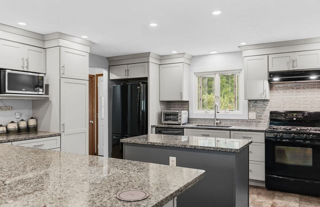33 Woodland Rd, Rochester, MA 02770
