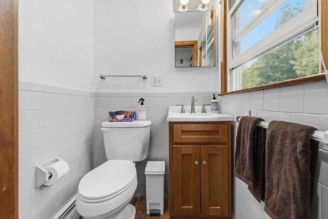 33 Woodland Rd, Rochester, MA 02770