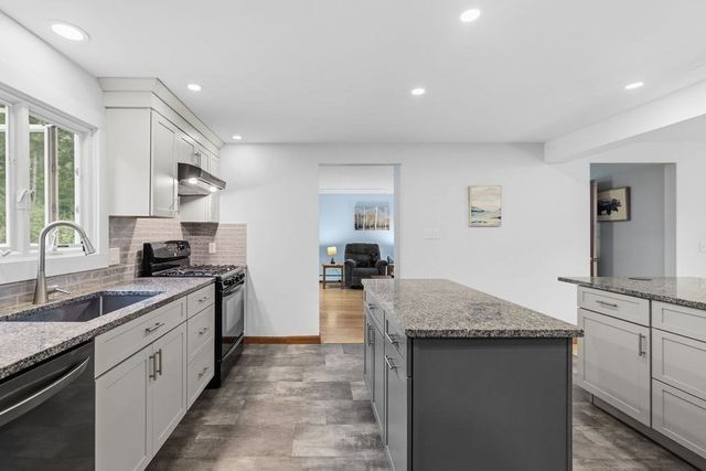 33 Woodland Rd, Rochester, MA 02770