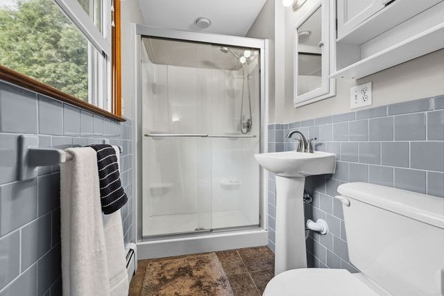 33 Woodland Rd, Rochester, MA 02770