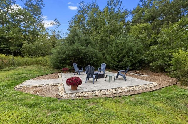 33 Woodland Rd, Rochester, MA 02770