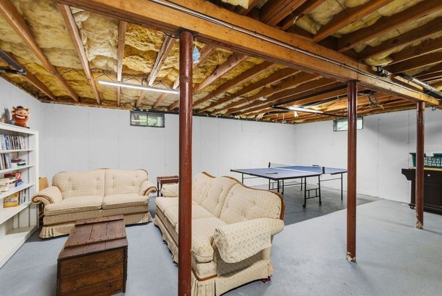 33 Woodland Rd, Rochester, MA 02770