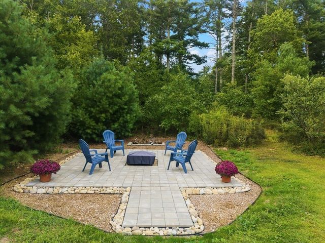 33 Woodland Rd, Rochester, MA 02770